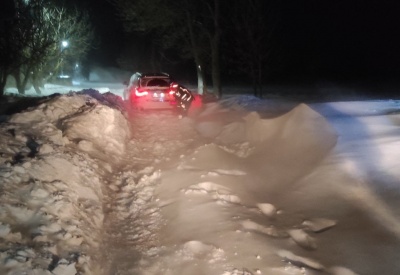 Снігова негода на Буковині: рятувальники звільняли із заметів автівки та автобуси - фото