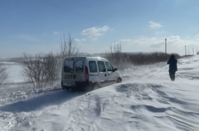 На Буковині вхурделило: снігоприбиральна техніка застрягла у заметах