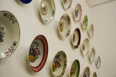 "Ними люди скрашували своє життя": в Чернівцях відкрили виставку настінних тарілок