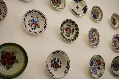 "Ними люди скрашували своє життя": в Чернівцях відкрили виставку настінних тарілок