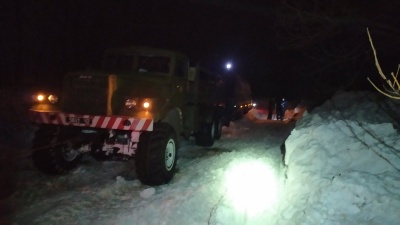 Снігова негода на Буковині: із заметів витягували мікроавтобуси та вантажівки - фото