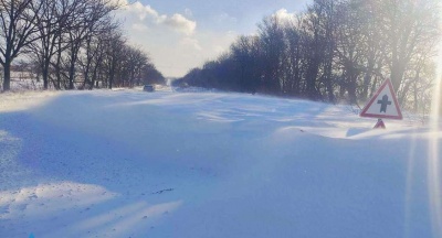 Кучугури снігу вищі за людину: дорожники показали, як замітало дороги на Буковині - відео