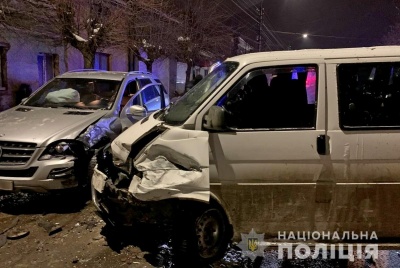 В’їхав у «Мерседес»: у ДТП у Чернівцях травмувалося двоє пасажирів