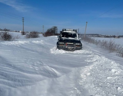 Витягнули понад 50 автомобілів: на Буковині добровольці визволяли автомобілі із заметів джипами