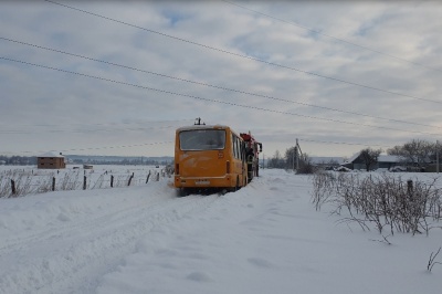 Снігова пастка: на Буковині рятувальники витягнули із замету автобус із дітьми