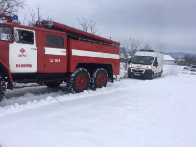 На Буковині пожежне авто вивезло із заметеного села хворого