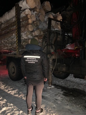 На Буковині прикордонники виявили вантажівку із нечипованою деревиною