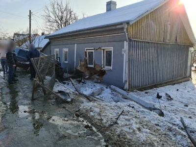 ДТП у Чернівцях: «євробляха» протаранила огорожу та будинок, водій втік з місця аварії