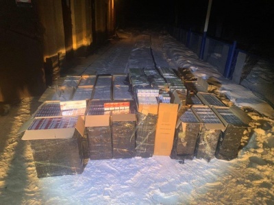 Зупиняли пострілами: на Буковині прикордонники виявили контрабандних цигарок на 750 тисяч гривень