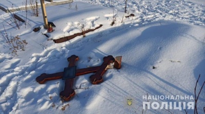 На Буковині на цвинтарі пошкодили 14 хрестів: поліція шукає вандалів