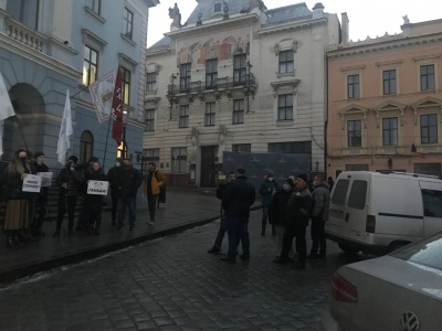 «Не тих саджаєте»: у центрі Чернівців десятки жителів зібрались на акцію підтримки активіста Стерненка – фото