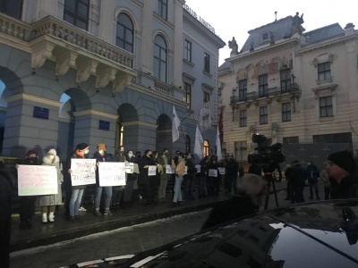 «Не тих саджаєте»: у центрі Чернівців десятки жителів зібрались на акцію підтримки активіста Стерненка – фото