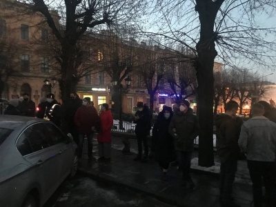 «Не тих саджаєте»: у центрі Чернівців десятки жителів зібрались на акцію підтримки активіста Стерненка – фото