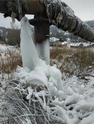 «За це ми платимо»: місце прориву на водогоні під Чернівцями перетворилось на льодяні скульптури