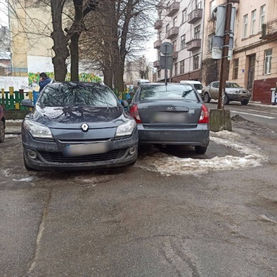 Само покотилося: у Чернівцях авто вдарило три інших, а водій втік 