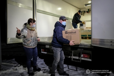 Привезені до Чернівців вакцини вже розвантажили – фото