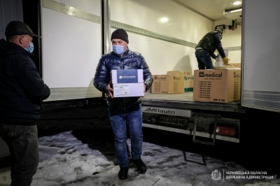 Привезені до Чернівців вакцини вже розвантажили – фото