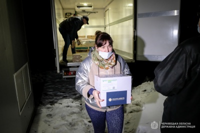 Привезені до Чернівців вакцини вже розвантажили – фото