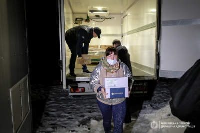 Привезені до Чернівців вакцини вже розвантажили – фото