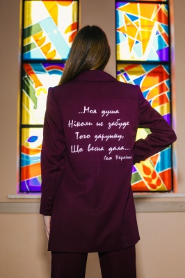 "Ні, я жива": на Буковині студенти створили одяг з віршами Лесі Українки - фото