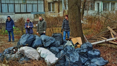 «Назбируємо за один раз 40 великих мішків сміття»: у Чернівцях волонтери щовихідних прибирають місто - фото