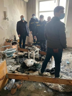 «Стоїть жахливий запах»: мер Чернівців опублікував фото з палати, де сталася пожежа