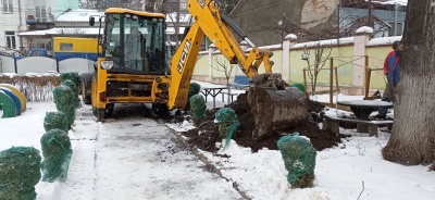 У дитсадку Чернівців частина тепломережі опинилася на подвір’ї сусіда - фото