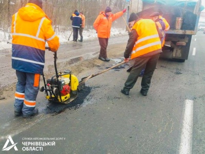 Латають ями: почали ремонтувати дороги  Буковини