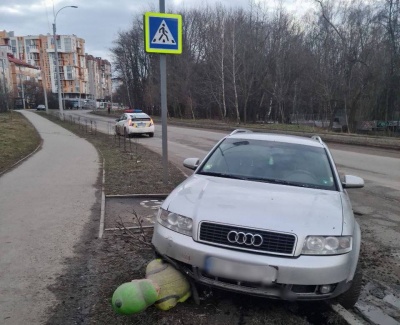 У Чернівцях водій на швидкості зніс фігурку «школяра»