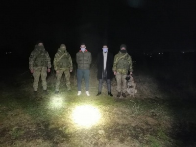 Перелазили загороджувальний паркан: на Буковині на кордоні затримали нелегалів з Марокко