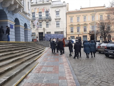«Карантинний» пікет у Чернівцях: підприємці прийшли до міськради - фото