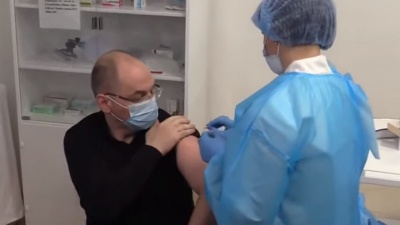 Степанов у прямому ефірі вакцинувався від коронавірусу: почувається "краще, ніж до"