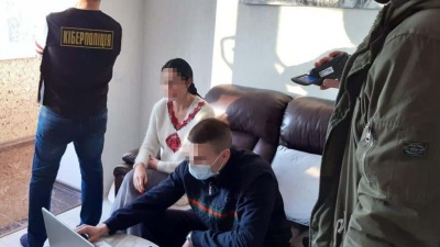 Українка в інтернеті продавала свої інтимні фото, тепер їй загрожує в’язниця