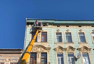 У центрі Чернівців з історичної будівлі обвалився архітектурний декор – фото