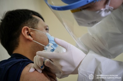 Медик розповів, скільки буковинців уже вакцинувалися та як вони почуваються