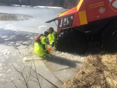 Пішов на риболовлю і не повернувся: на Буковині зі ставка витягнули тіло чоловіка