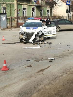 У ДТП в Чернівцях постраждала службова автівка поліції – фото