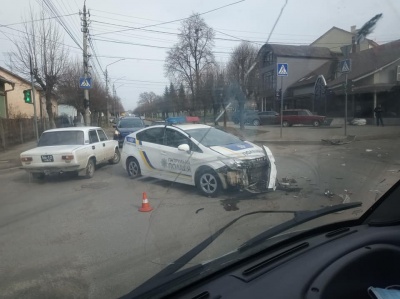 У ДТП в Чернівцях постраждала службова автівка поліції – фото