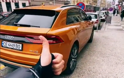 Авто з чернівецькими номерами, припарковане на тротуарі в Чехії, потрапило в скандал: відео