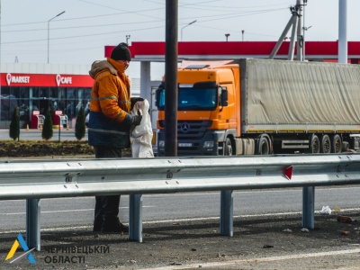 Вивезли чотири КамАЗи сміття: водії фур забруднюють територію біля кордону на Буковині