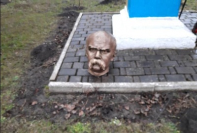 На Прикарпатті невідомі відрізали голову пам’ятнику Тарасові Шевченку – фото