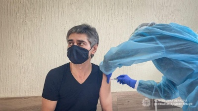 Письменник та журналістка: хто з відомих людей Буковини вже вакцинувався - фото