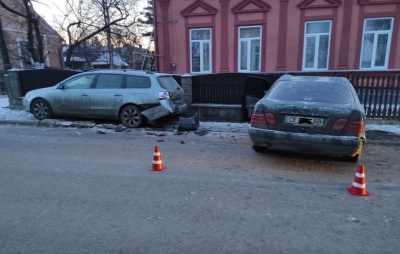 ДТП на Буковині: легковик протаранив припарковану автівку – фото