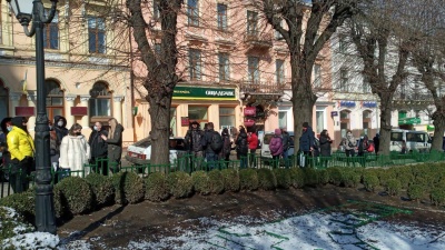 У Чернівцях десятки підприємців пікетують міськраду, вимагаючи дозволити роботу ринків – фото