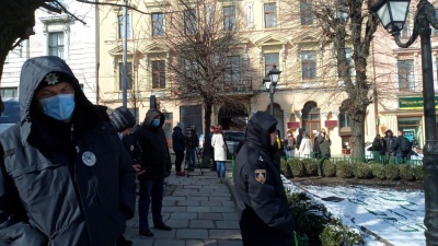 У Чернівцях десятки підприємців пікетують міськраду, вимагаючи дозволити роботу ринків – фото