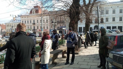 У Чернівцях десятки підприємців пікетують міськраду, вимагаючи дозволити роботу ринків – фото