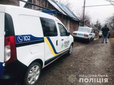 Жорстоке вбивство у Чернівцях: невідомий ударив жінку ножем у груди