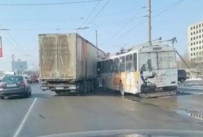 ДТП у Чернівцях: на Хотинській зіткнулась фура і тролейбус