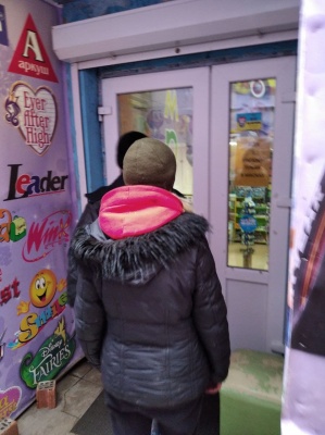 «Стукайте!»: як магазини та кафе у центрі Чернівців дотримуються карантину – фото