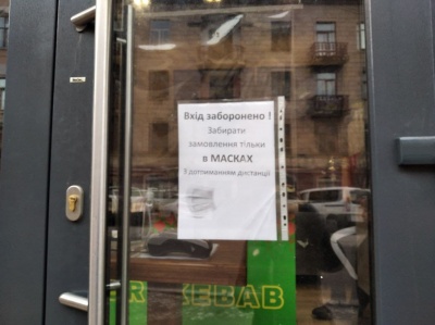 «Стукайте!»: як магазини та кафе у центрі Чернівців дотримуються карантину – фото